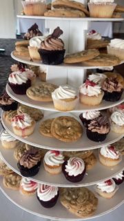 🧁 🍪 🥳
.
.
.
#wedding #cupcakes #cookie #chocolatechipcookies #ido #mrandmrs #bakery #womanownedbusiness