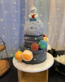 This beauty went out to Denison University last weekend for your annual Gala 👩‍🚀🪐🚀
.
.
.
#denisonuniversity #gala #galaxy #planets #buttercream #fondant #cake #bakery #614 #womanownedbusiness