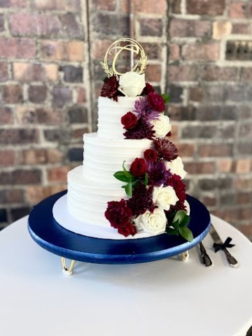 Wedding cake delivery of tiered cake in Columbus Ohio