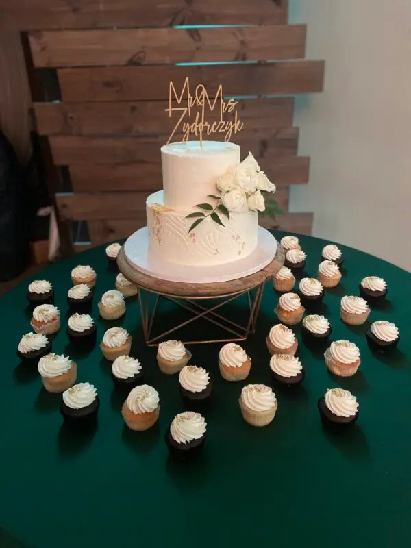 2-Tiered textured wedding cake with cupcakes