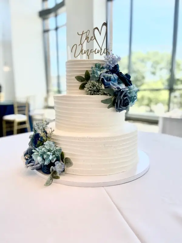 Rustic line 3-tiered cake with flowers