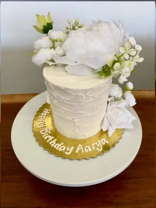 4" Rustic Spackle Quick Cake w/ artificial white flowers