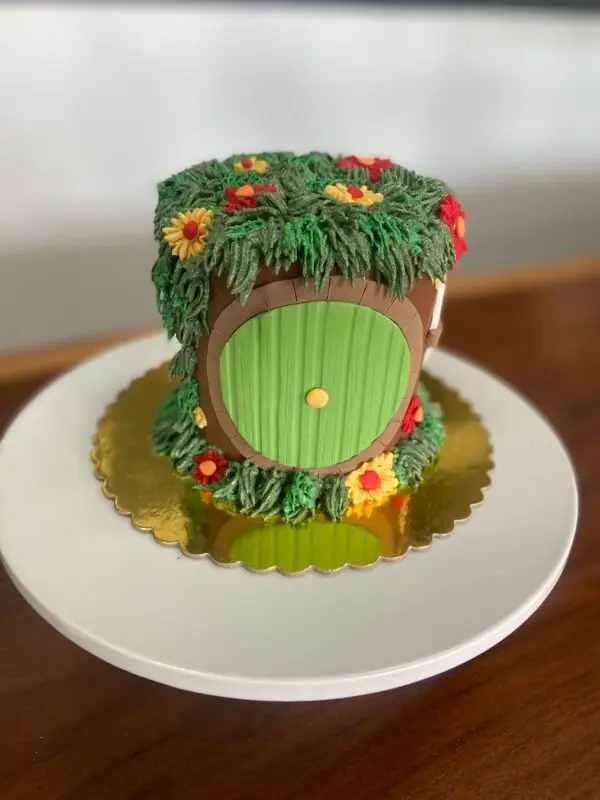 4" LOTR Shire theme with fondant and icing details